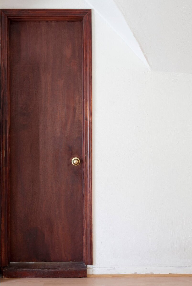 2.Предварительная подготовка: Почистите дверь от пыли, грязи и старой краски. Возможно, вам придется удалить старые ручки, замки и петли для проведения работы. 