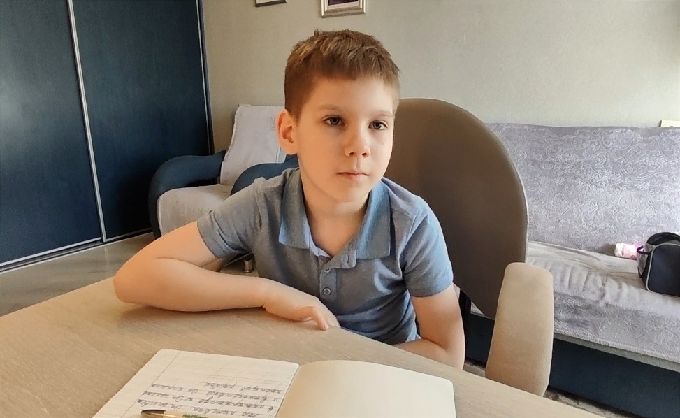 На фото Ване 9 лет. Мы на целый месяц погрузились в работу над совершенно новой темой - учились писать изложения. 