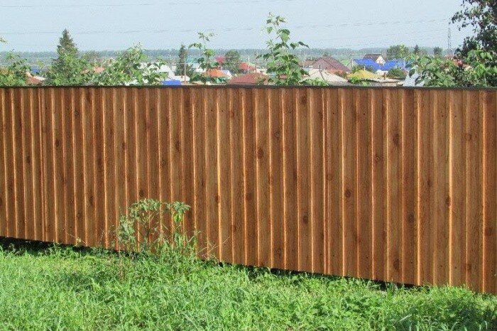 Забор из профнастила 2м. Забор из профлиста с21. Забор профнастила работ материала. Забор из профлиста с10. Профлист для забора.