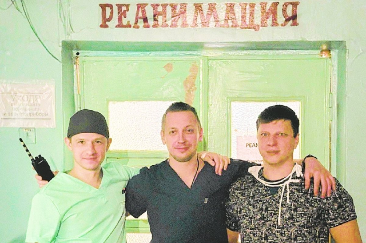    Хирург Сергей Никишин (справа) вместе с кардиологом Дмитрием Максимовым (в центре) и травматологом из Тамбова.