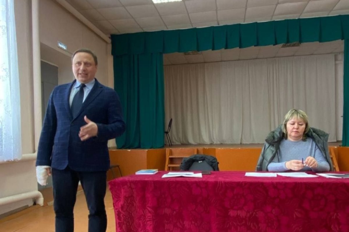    Денис Павлов обсудил с жителями села Коммуна реализацию нацпроектов