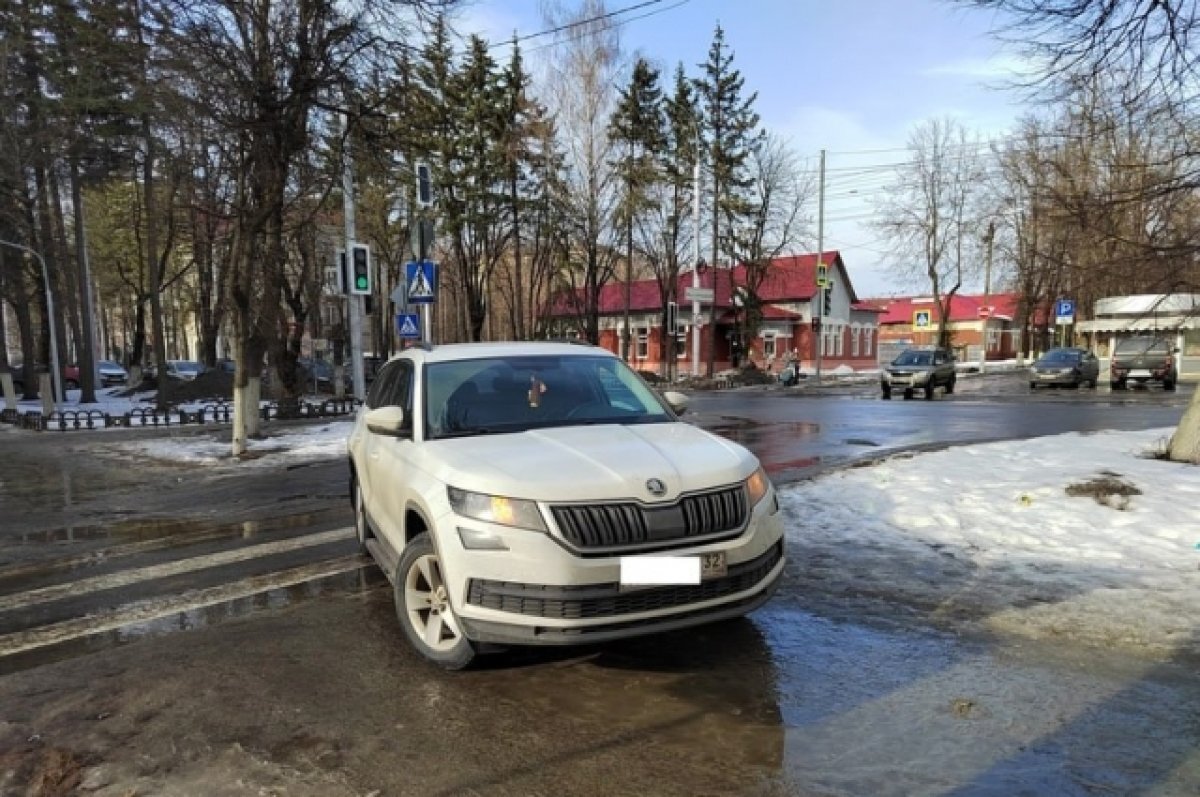    В Брянске водитель кроссовера сбил на тротуаре 72-летнюю женщину