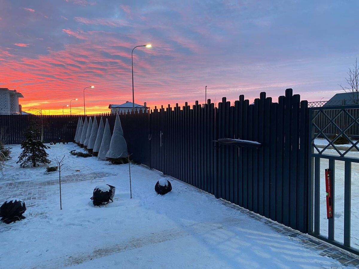 Забор из металлоштакетника. Реальное фото с нашего объекта.