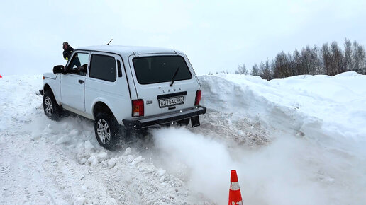 НОВАЯ Нива против древнего ПОДГОТОВЛЕННОГО Mitsubishi Pajero