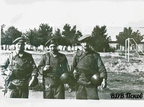 Герой России гвардии майор Доставалов Александр Васильевич (слева)