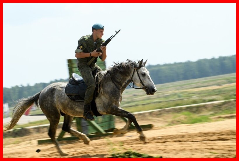В 80-е годы в Алма-Атинском училище - единственном в стране курсантов обучали верховой езде. Еще сложнее было попасть по мишеням, когда лошадь под тобой скачет.