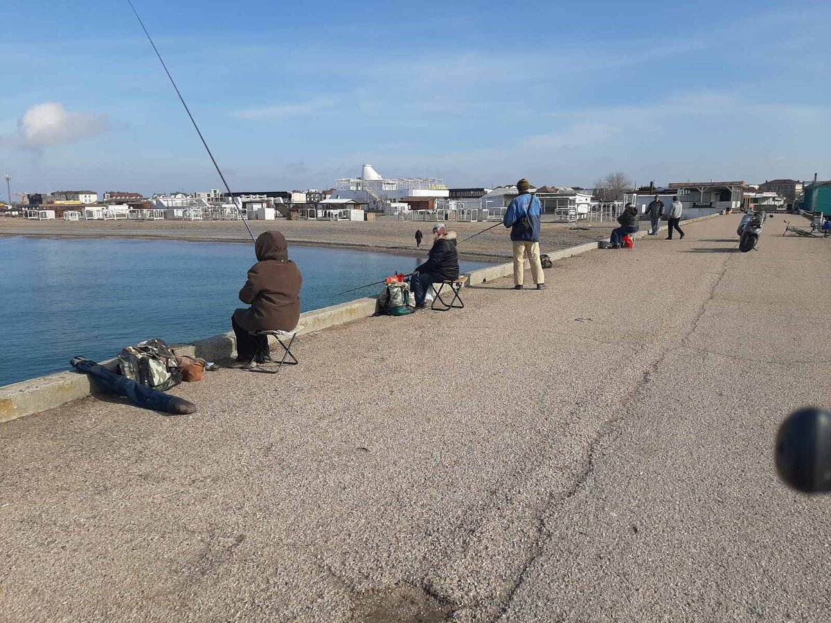 Рыбалка на пирсе в Новофёдоровке.