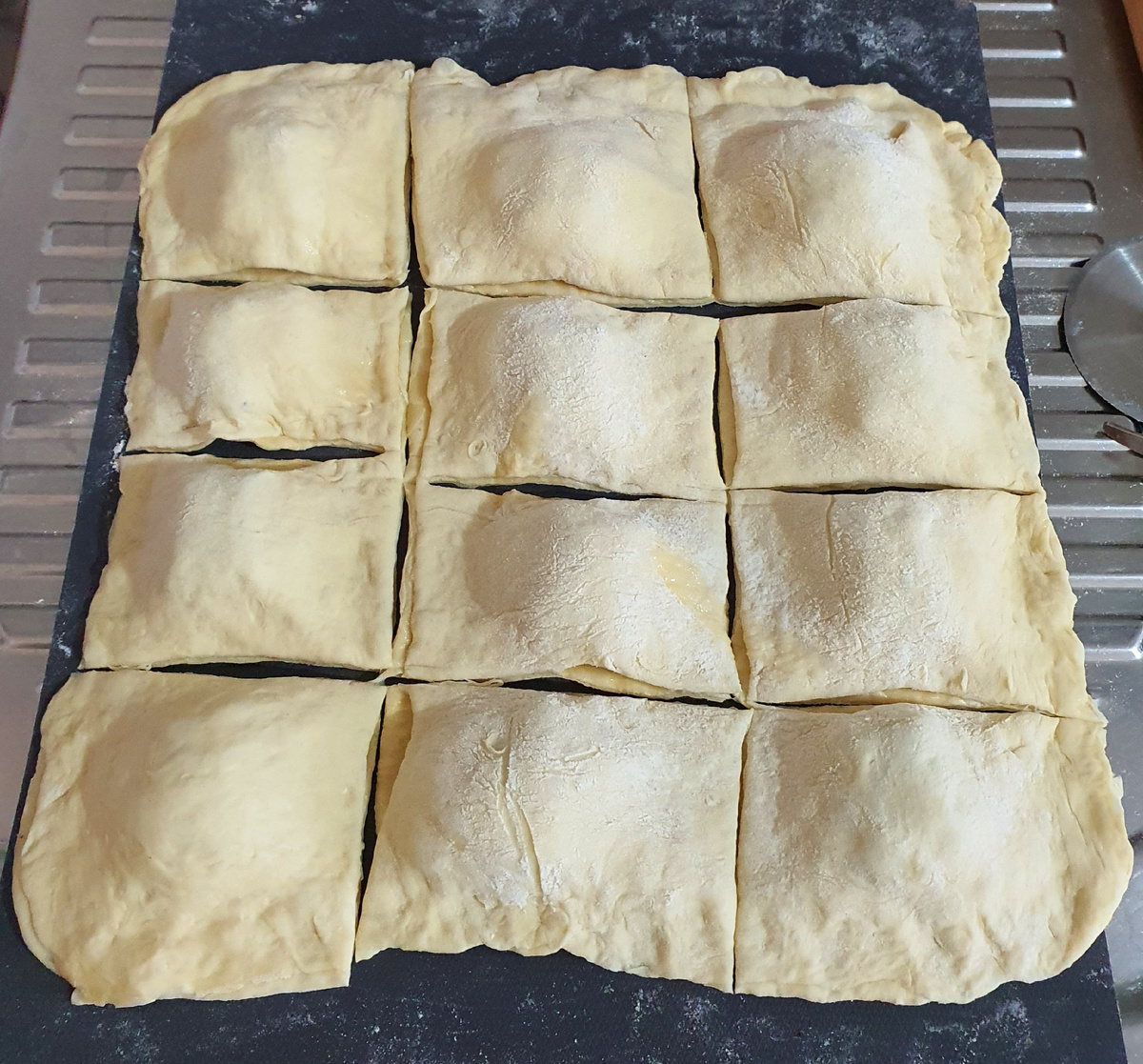 пирожки тз солёного теста. слойки из слоеного теста. выпечка из слоеного теста. выпечка из слоеного бездрожжевого. рецепты выпечки из бездрожжевого теста.