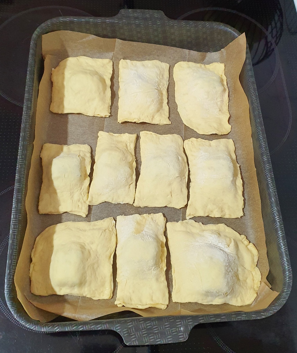 Из слоеное тесто рецепты приготовления в духовке. Пирожки из слоеного дрожжевого. Пирог из слоёного теста с курицей. Слойки с творогом. Пирожки из слоеного теста.