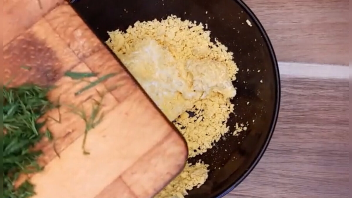 Желтки с плавленым сыром и сметаной