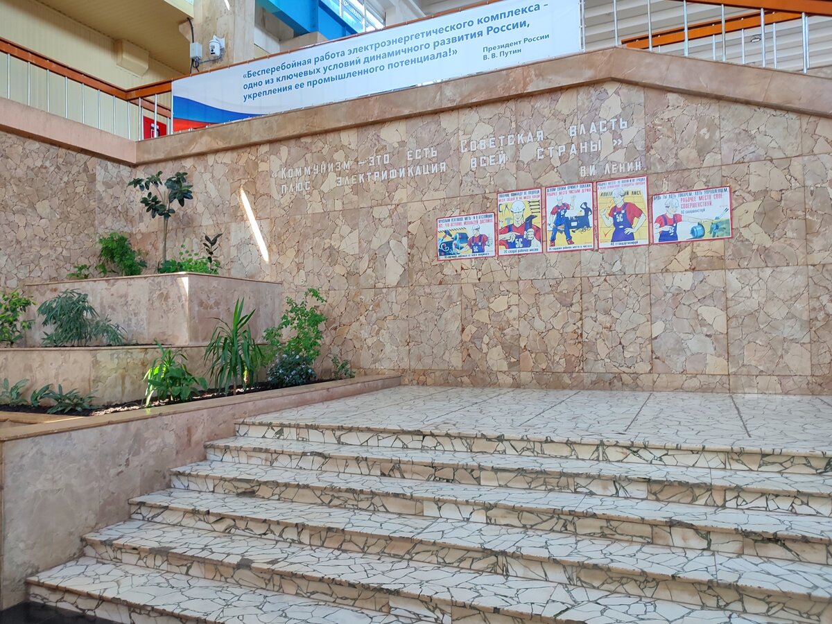 Лестница в машинном зале Саратовской ГЭС