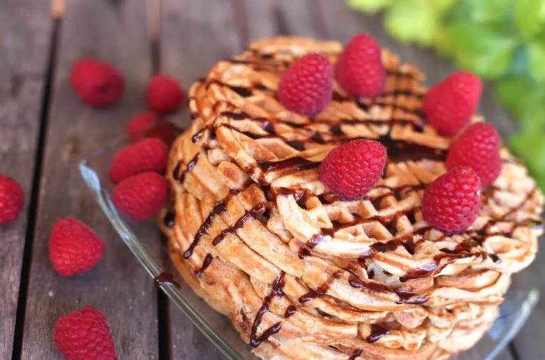 Вкусные вафли из полбы с финиками и малиной