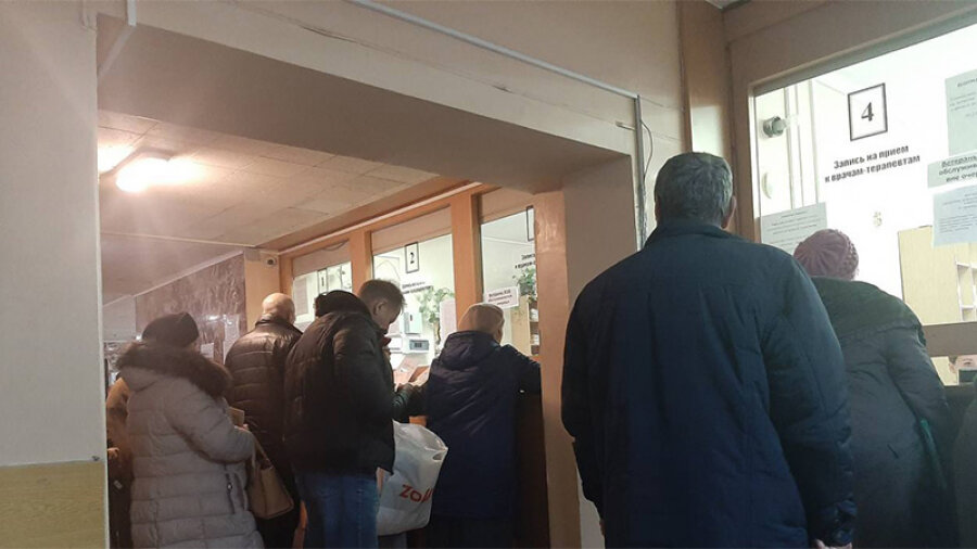 ▲ Чтобы получить рецепт у участкового терапевта, горожане выстаивают огромные очереди в регистратуре
