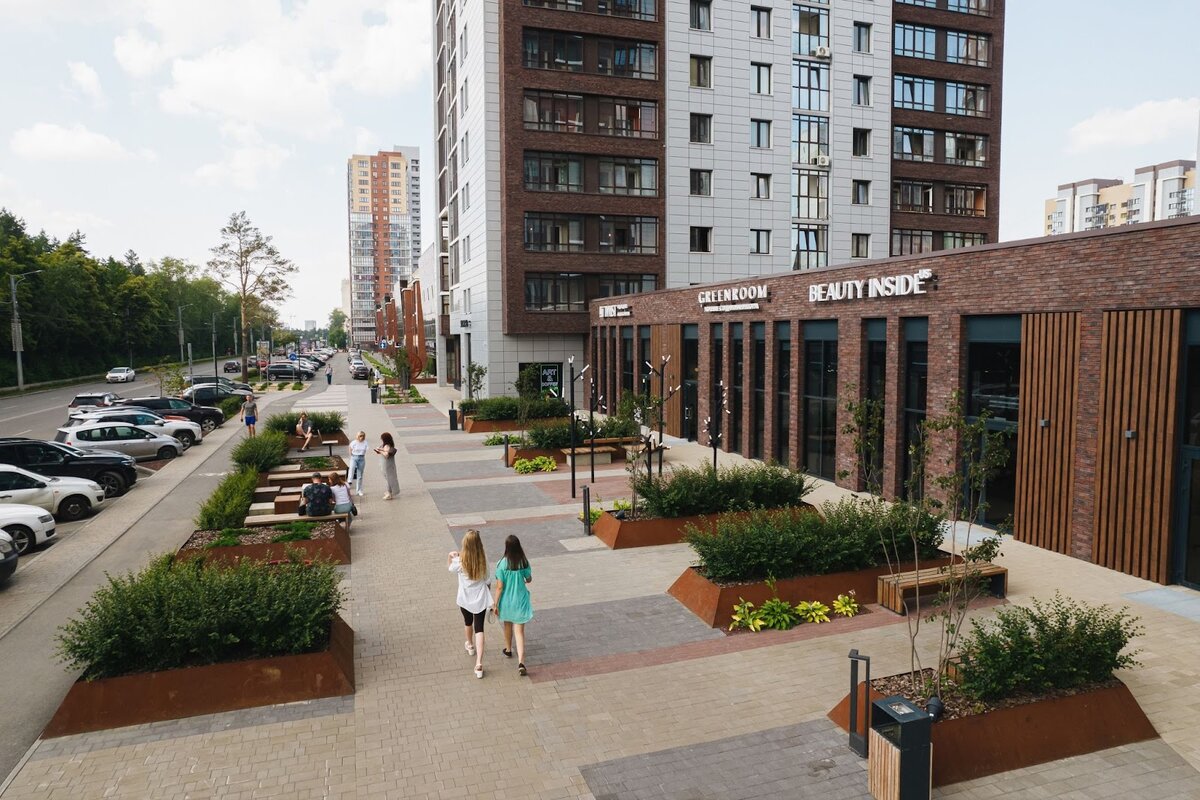 Помещение для коммерции должно иметь презентабельный вид и удобный для клиентов вход. Например, как на фото придомового пространства в ЖК Лесопарковый