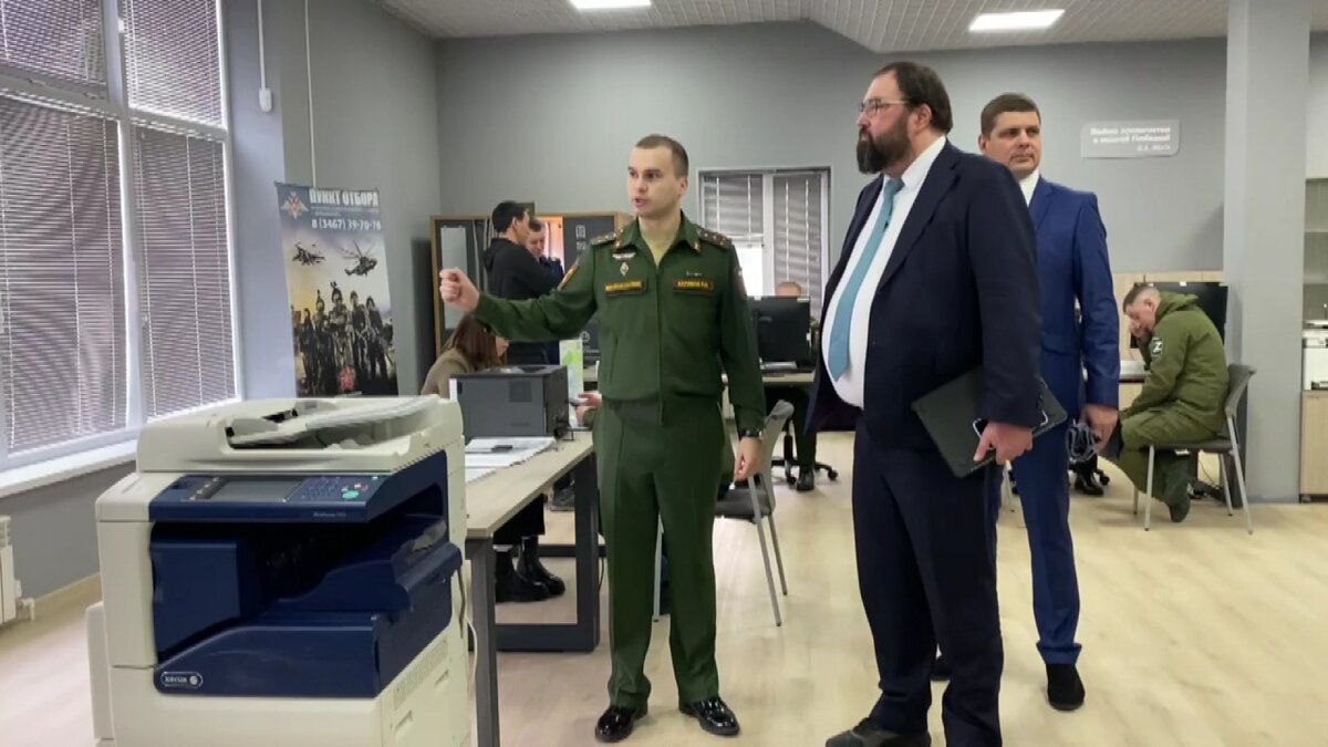    Министр цифрового развития, связи и массовых коммуникаций России ознакомился с Пунктом отбора на военную службу по контракту в Югре