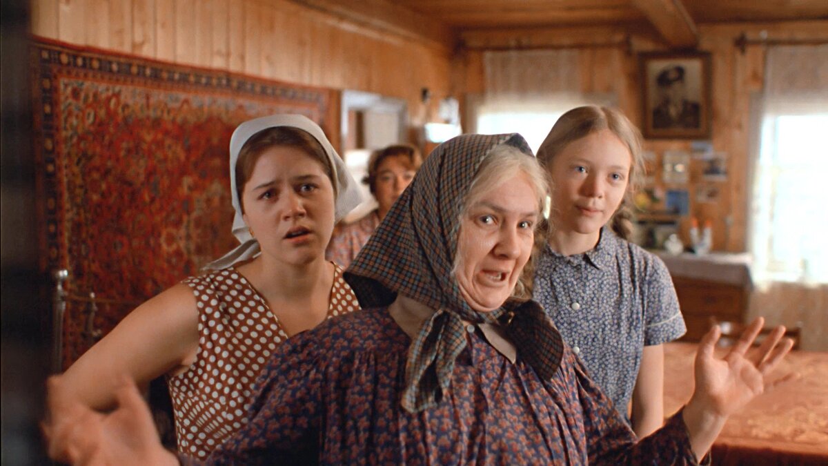 "Кака красавица, ах, кака красавица!" Все поколения русских женщин вместе - сила. Фото: Кинопоиск