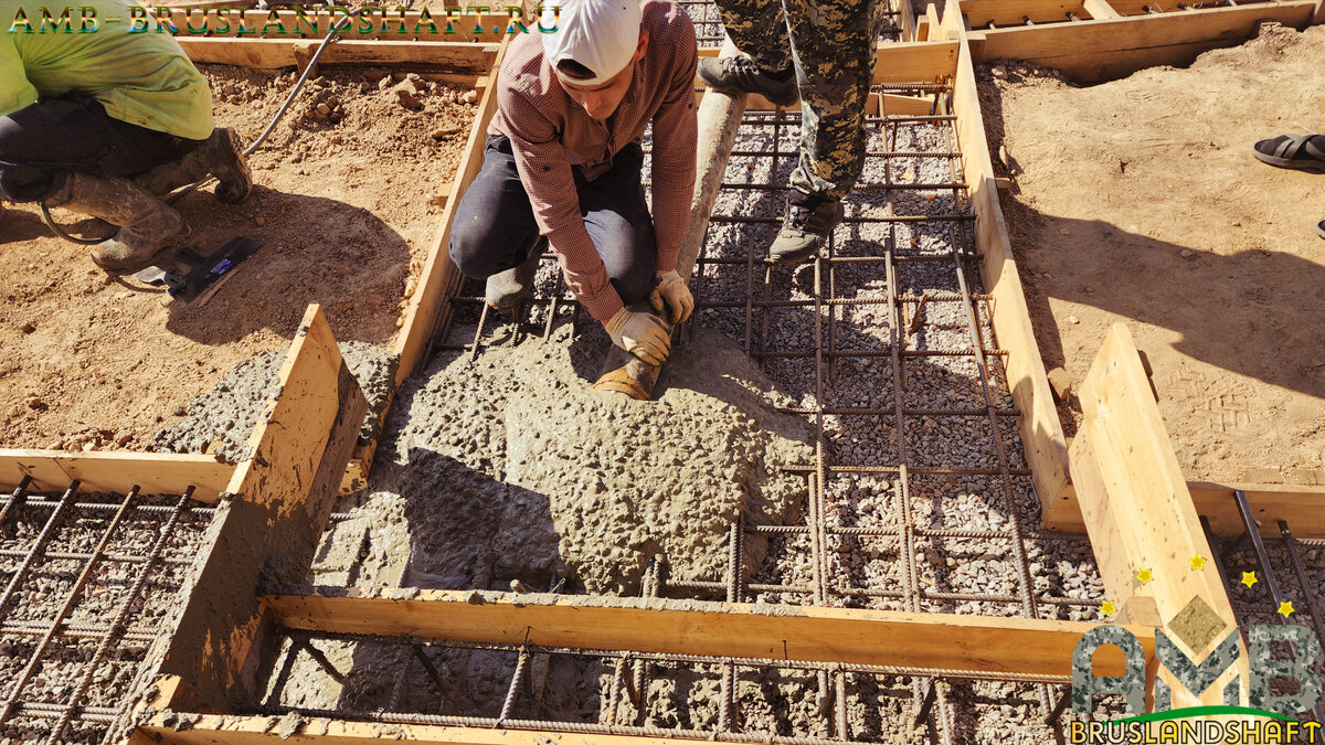 бетонирование основания из расчета  армированного каркаса 14мм арматуры