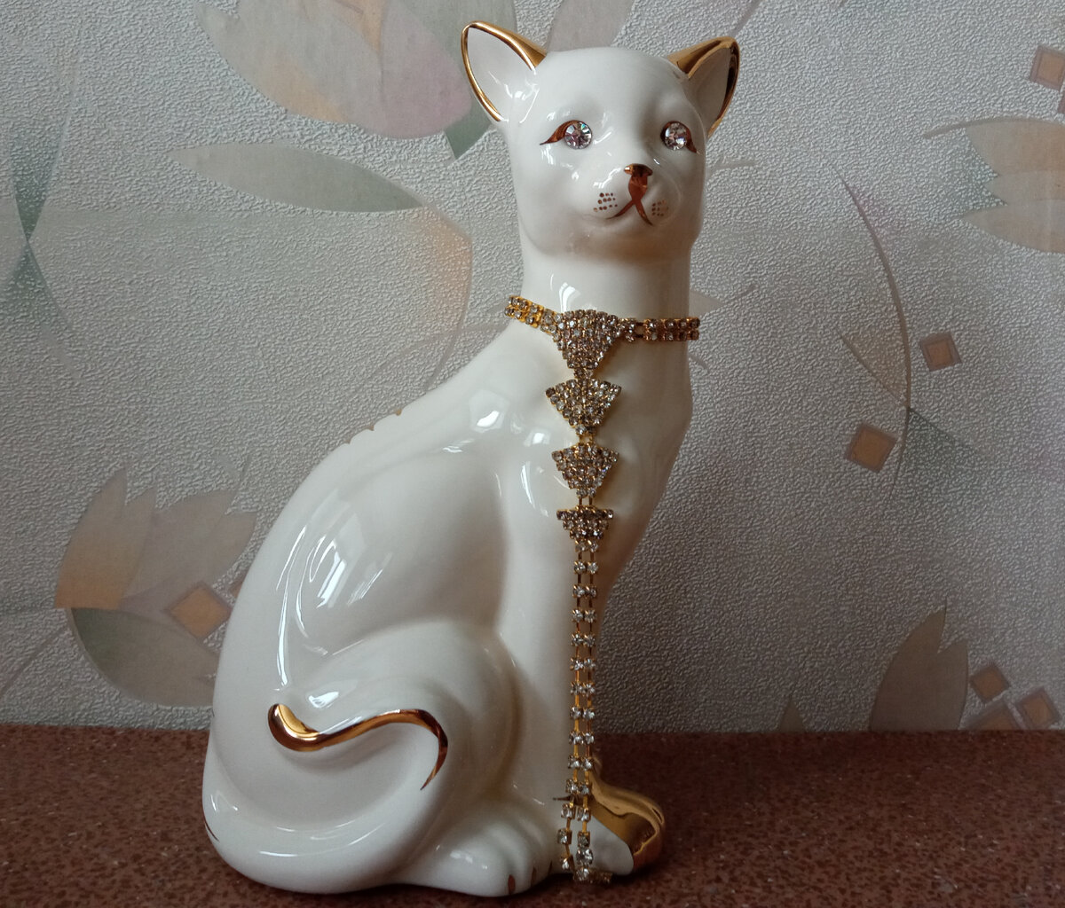 Вот такую фарфоровую красавицу мне когда-то подарили. Жаль, Симоне украшение мало.