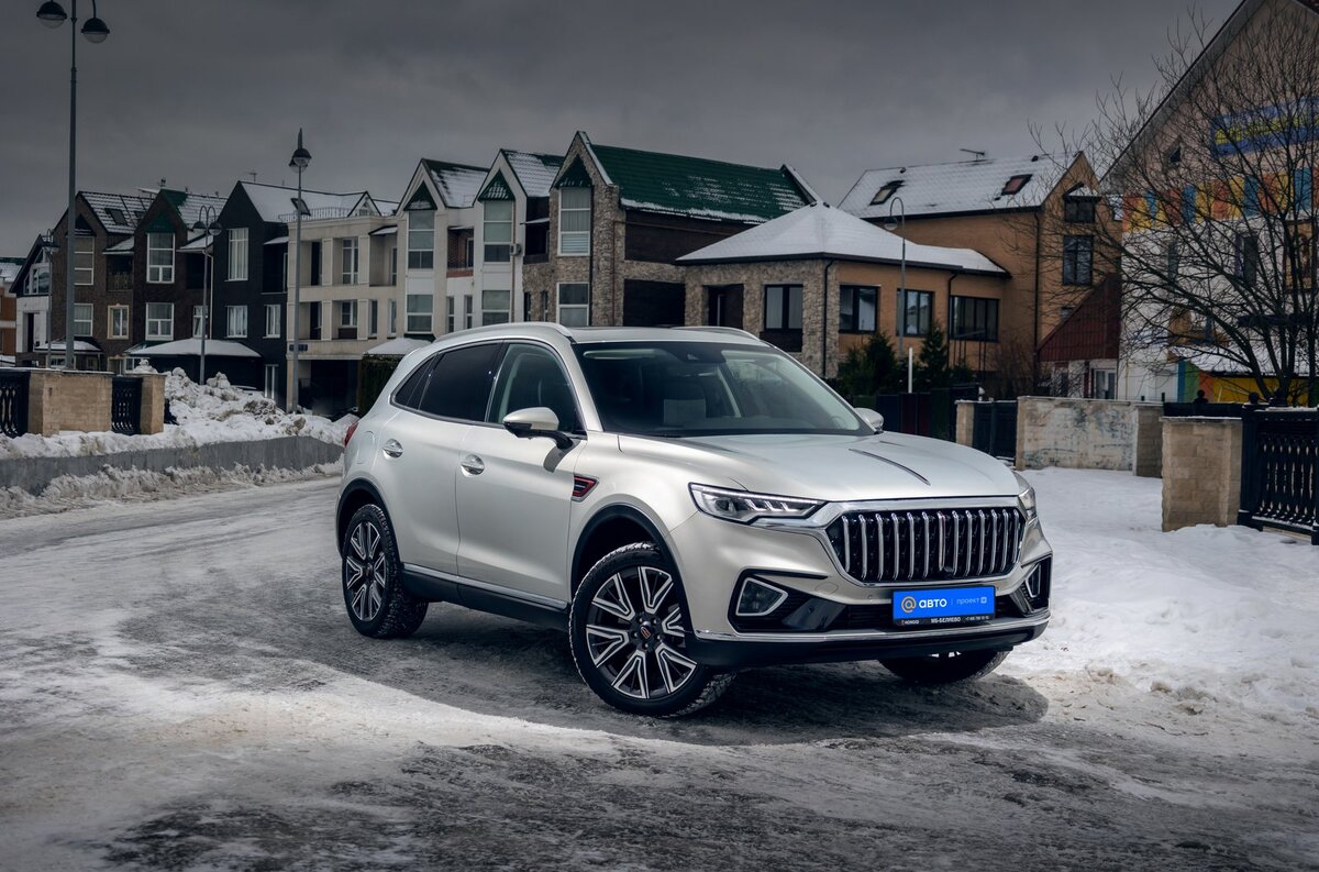    Гамма цветов состоит из белого, черного, синего и золотистого (на фото)