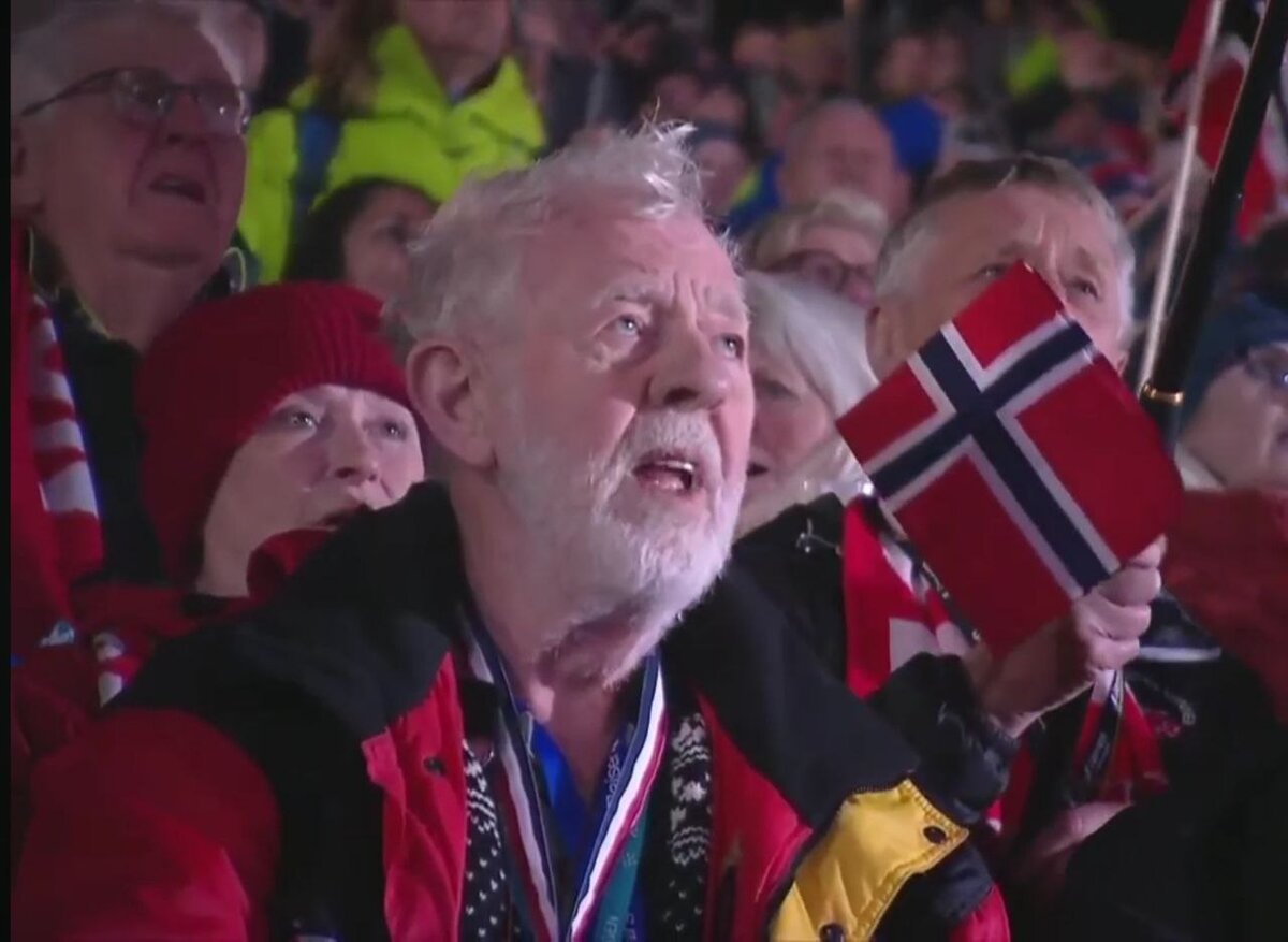 Норвежские болельщики смотрят на полет шведского чартера :) 