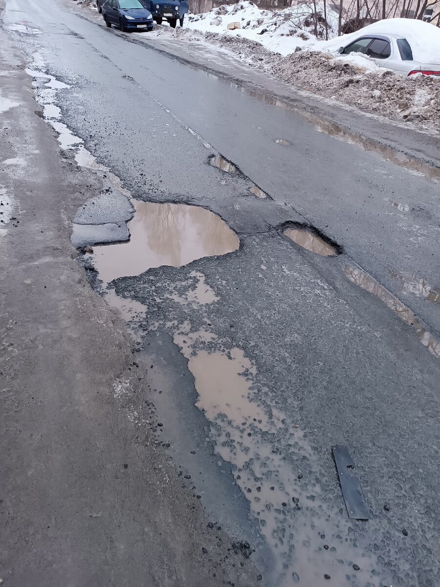 В Петрозаводске снег с дорог сошел, ямы остались | Жизнь и кошелек | Дзен