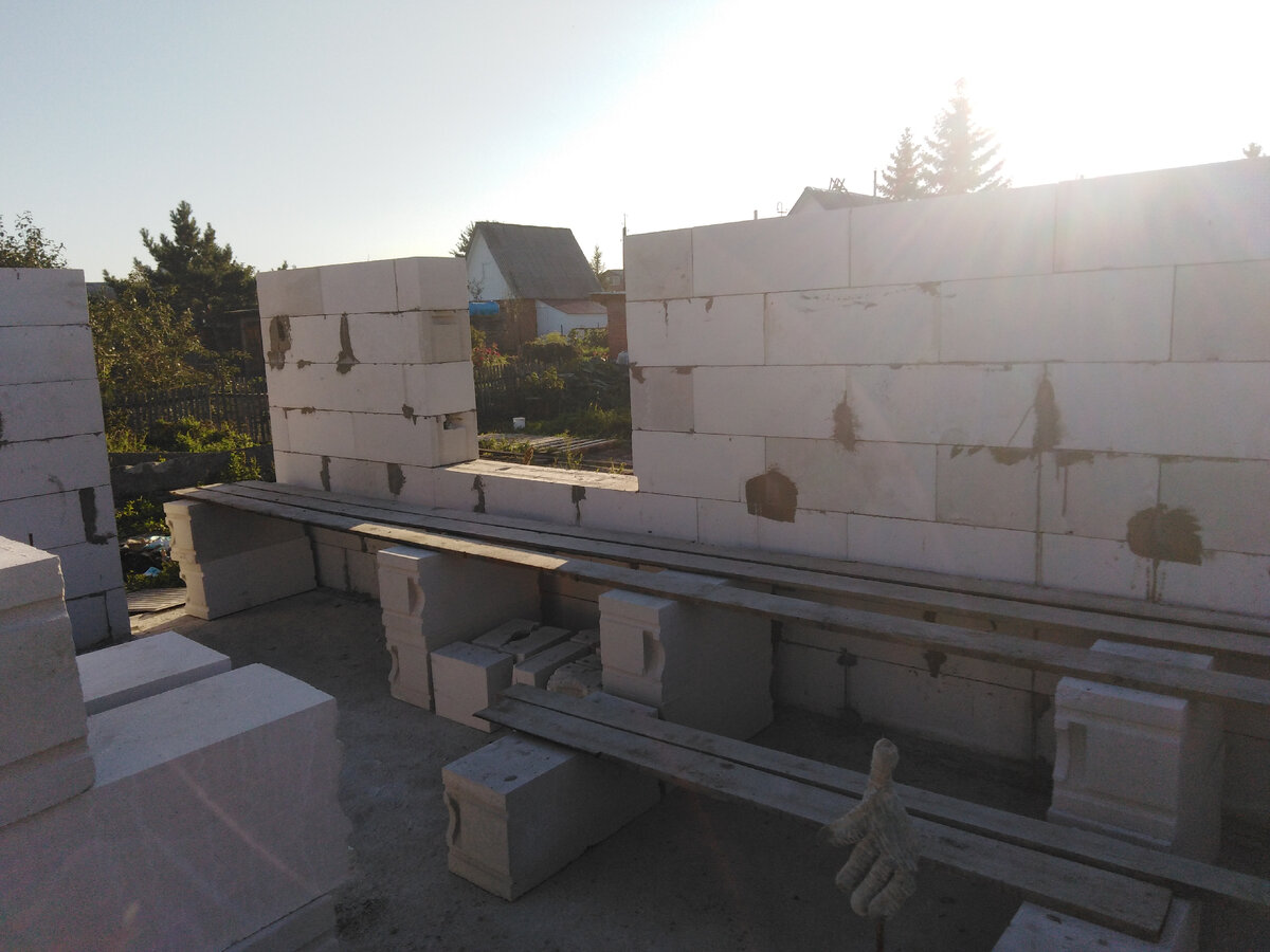 Работы изнутри, строились леса для поднятия блоков.