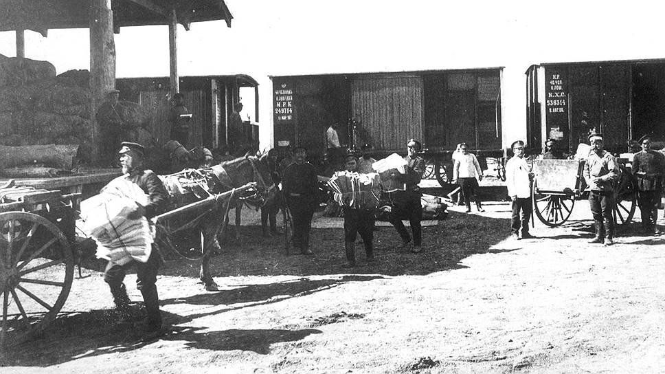 Фото: РГАКФД/Росинформ / Коммерсантъ📷"Мобилизация сразу же заставила освободить вагоны, выкинуть "коммерческие" грузы в количестве 32.000 вагонов"