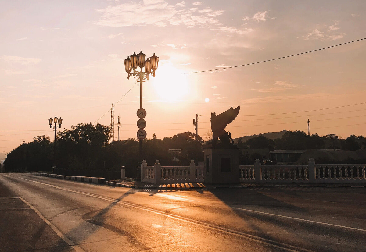На выезде из Керчи стоят две скульптуры грифонов. Эти мифические существа с телом льва, головой и крыльями орла считаются символом города. По местным поверьям, они охраняют Керчь со времён древнего поселения Пантикапея. Фото: Дарья Желтенко
