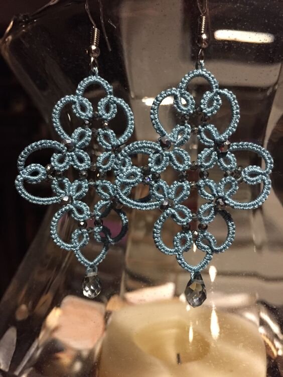 фото красивые серьги выполненные в технике фриволите