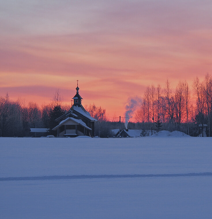 Деревянная церковь на краю поля. Фото из предыдущей поездки.