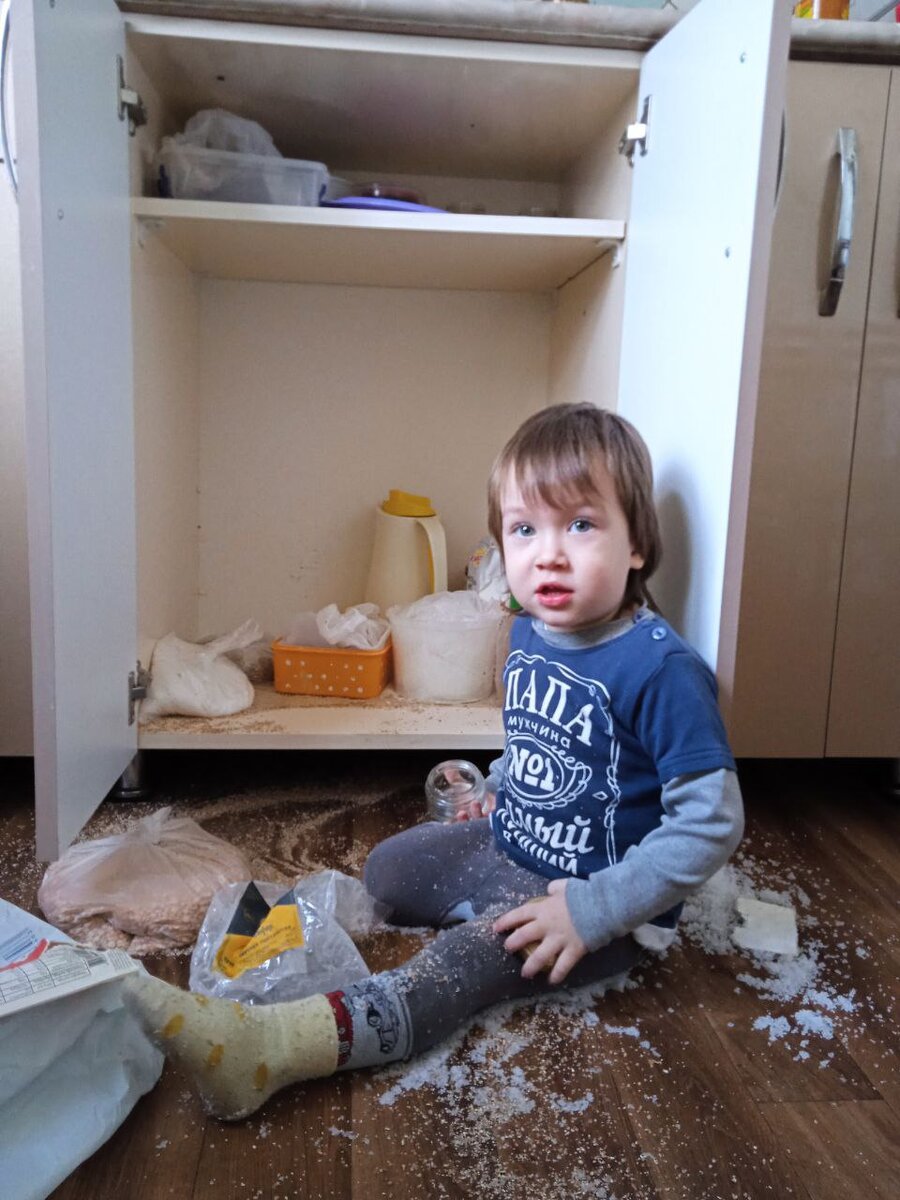 У этого ребенка какая-то маниакальная страсть к проказам с едой - даже когда она мирно лежит себе в кухонном шкафу. 
