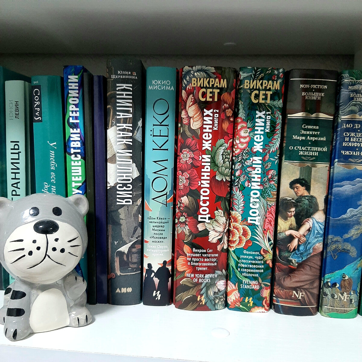 Кусочек зеленой полки. Да, "Достойный жених" немного отличается, но у меня не поднялась рука разлучить эти два тома. Мудрецы кстати тоже стоят вместе. Как и книги Юлии Комаровой. Но преобладающий цвет книг на этой полке все-таки зеленый. Фото автора