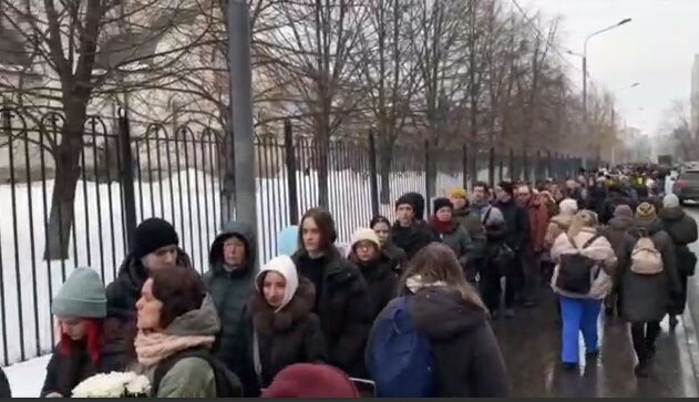 Сегодня тело усопшего оппозиционера Алексея Навального* было предано земле, и эпопея длившаяся с 16 февраля, наконец подошла к своему закономерному финалу.-2
