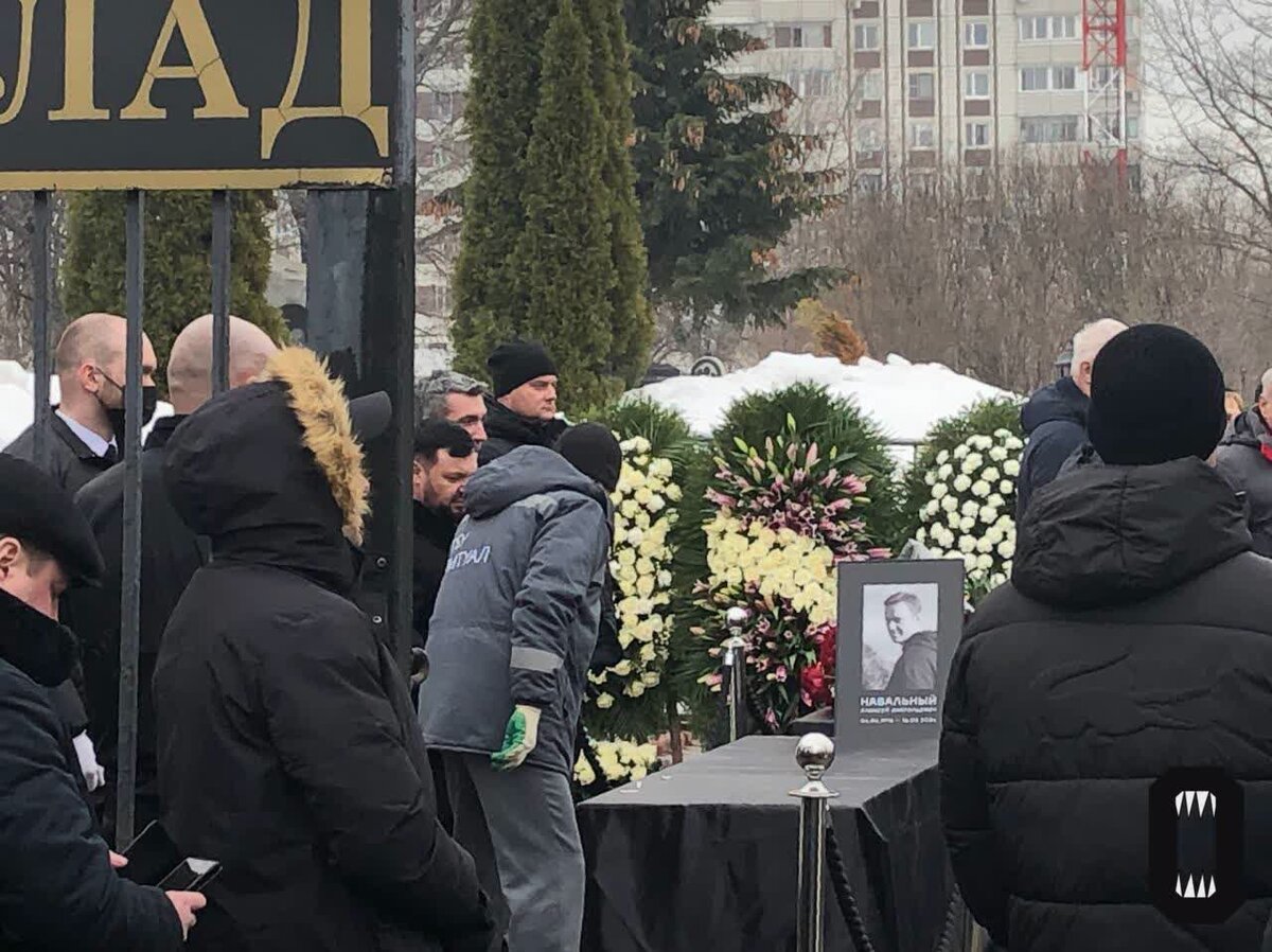 Сегодня тело усопшего оппозиционера Алексея Навального* было предано земле, и эпопея длившаяся с 16 февраля, наконец подошла к своему закономерному финалу.