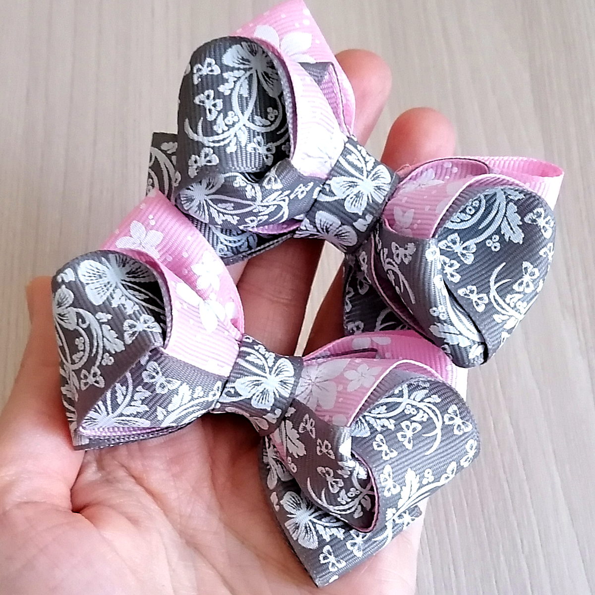 Бантики из двух лент с принтом