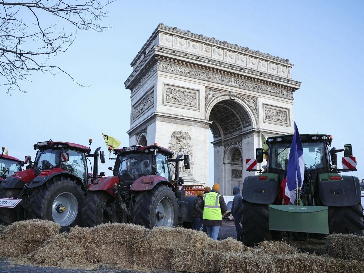    Акция протеста французских фермеров вблизи Триумфальной арки в Париже© AFP 2024 / THOMAS SAMSON