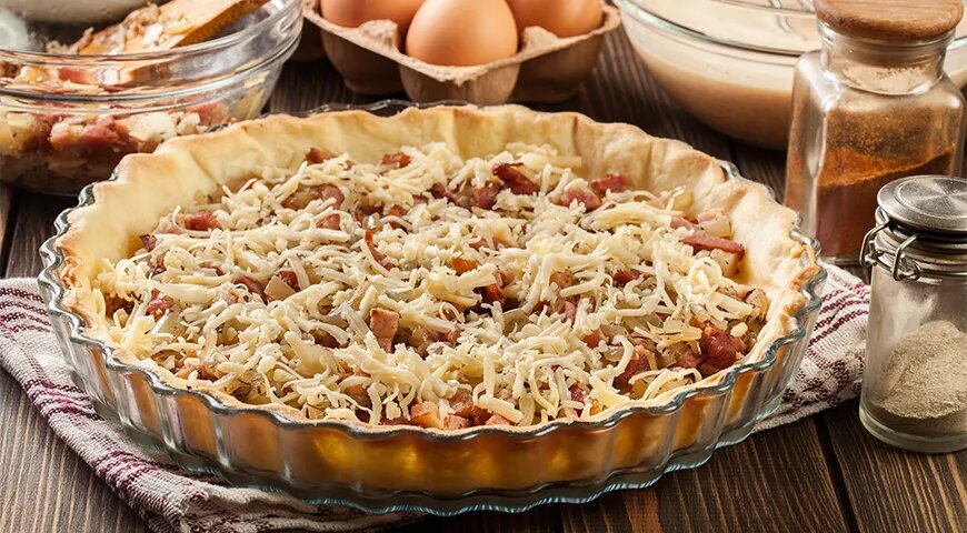 В основе киша слоеное, песочное или дрожжевое тесто, которое выкладывается в форму, образуя «корзинку» с бортиками