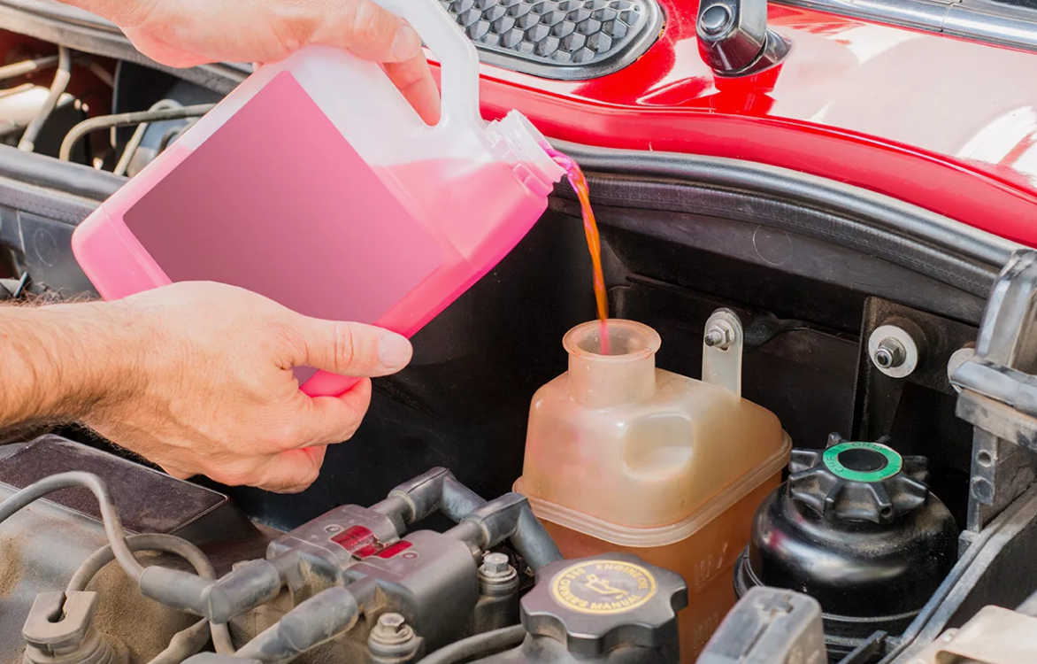 Заливаем новый антифриз в расширительный бачок
