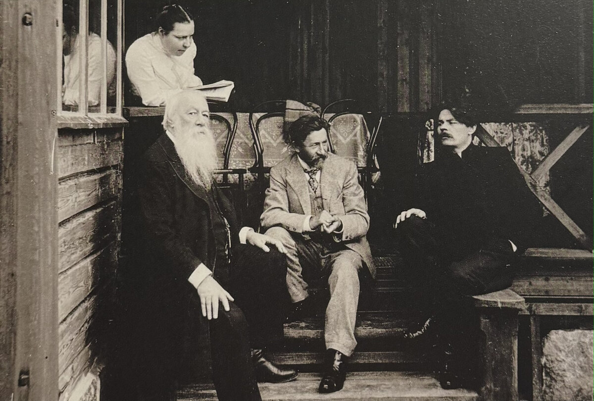В.В.Стасов, И.Е.Репин, Максим Горький и Н.Б.Нордман на веранде дома в "Пенатах". Фотография 1904 года. НИМ РАХ
