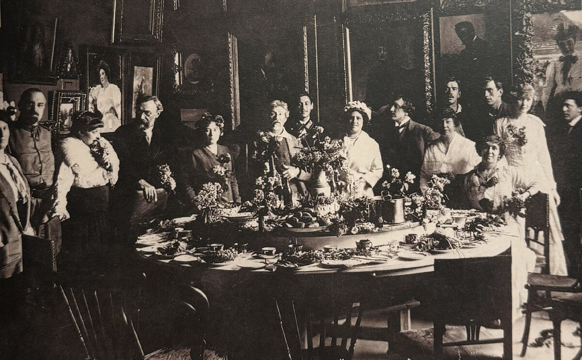 В столовой "Пенатов". Фотография 1915 год. НИМ РАХ