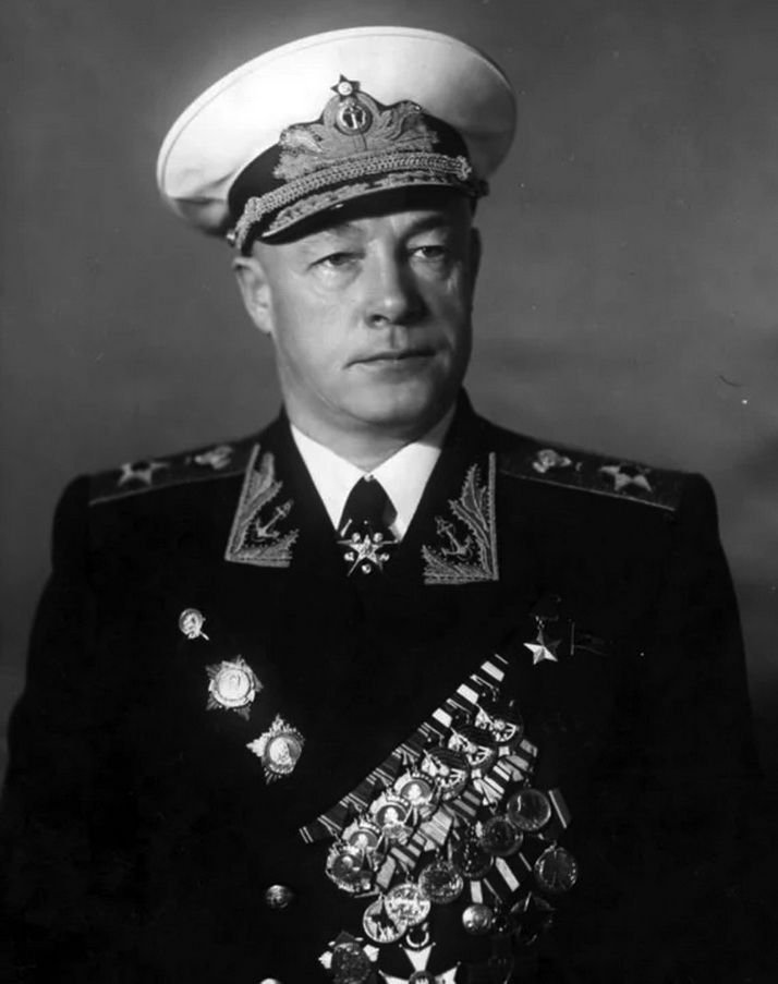 Главком ВМФ Николай Герасимович Кузнецов, удостоенный двух орденов Ушакова