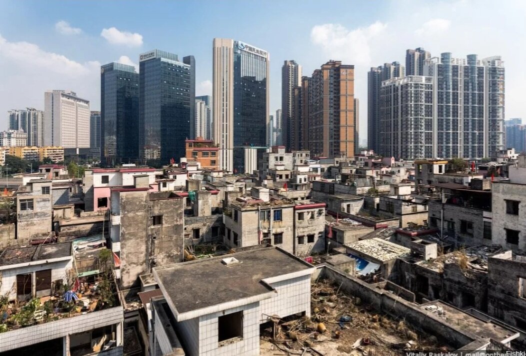 Небосребы и трущобы мирно соседствуют на Востоке.фото из открытых источников