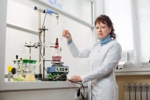   Начальник лаборатории полупродуктов предприятия Ольга Балакирева. Фото: “Пигмент”