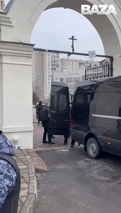 Тело Алексея Навального привезли к храму для отпевания. Похороны состоятся на Борисовском кладбище.