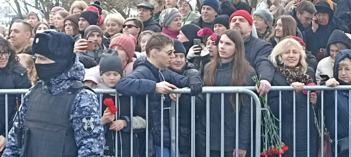 "Вокруг храма собралось огромное количество народа. Думаю, не меньше пяти-семи, а может и больше, тысяч", - журналист Царьграда Альгис Микульскис с места прощания с Навальным* в Марьино