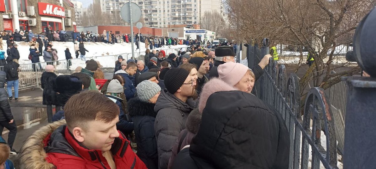 Сегодня в Москве проходят похороны Алексея Навального*. Так называемые политические соратники превратили прощание в фарс.-2-3