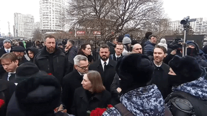 Представитель британского посольства и другие официальные лица ждут. И никаких исключений 
Такое впечатление, что хоронят не блогера, а всамделишного политика. Вот ведь мастера иллюзий!