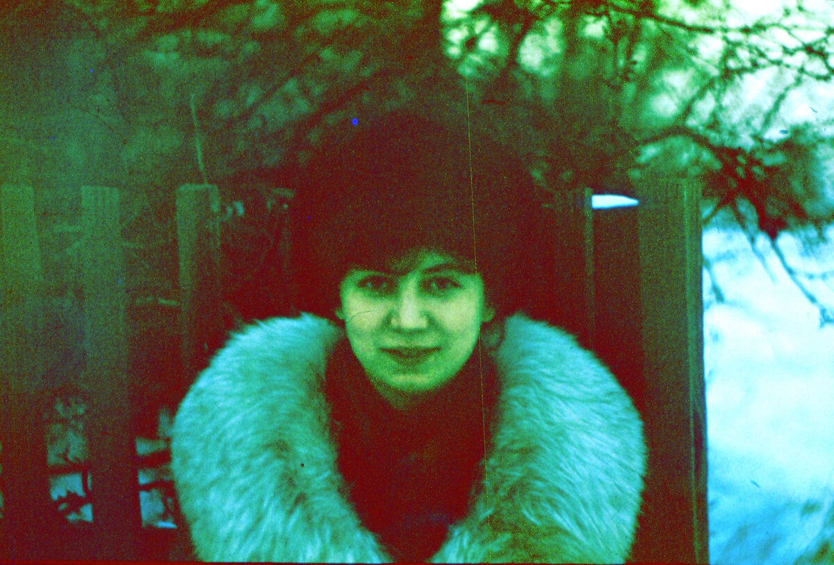Фото из того далекого-далекого времени. 1 курс института. Вот так с утреца, по морозу в шубе и шапке бегом на занятия. 