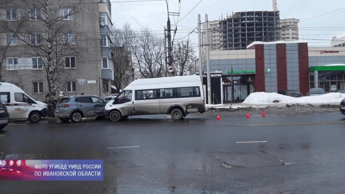 В Иванове пассажира автобуса после ДТП с травмами головы доставили в ОКБ |  «Ивановские новости» | Дзен