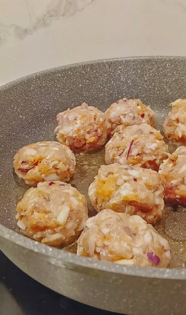 В фарш добавляем мелко натертую морковь, лук мелко режем и добавляем туда же, солим, перчим, перемешиваем. Крутим колобки и обжариваем на сковороде до готовности с двух сторон. 